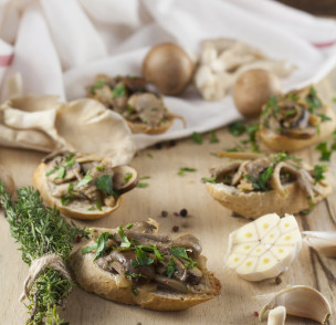 bruschetta with mushrooms